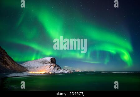 Aurora borealis sopra la montagna Nordlandsnupen, Lofoten Vaery, Norvegia Foto Stock