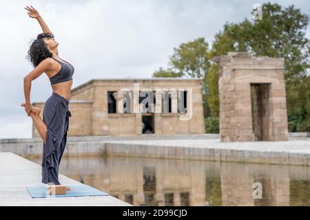 Primo piano di una donna spagnola pratica yoga all'aperto Foto Stock