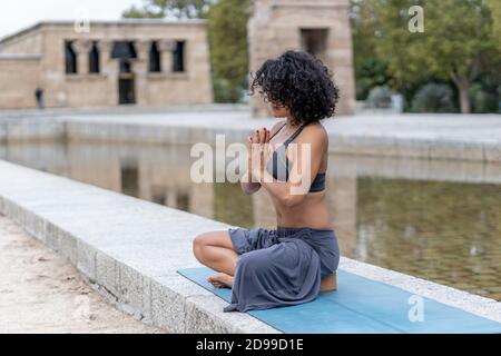 Primo piano di una donna spagnola pratica yoga all'aperto Foto Stock