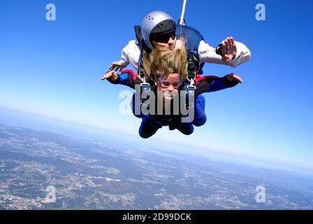 Sky diving tandem donna capelli stile Foto Stock