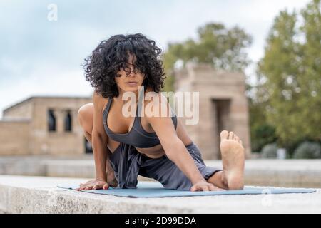 Primo piano di una donna spagnola pratica yoga all'aperto Foto Stock