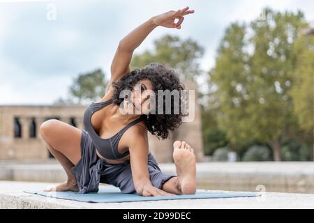 Primo piano di una donna spagnola pratica yoga all'aperto Foto Stock