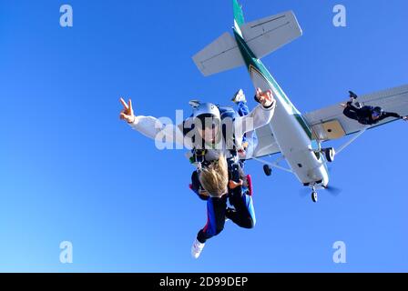 Sky diving tandem donna capelli stile Foto Stock