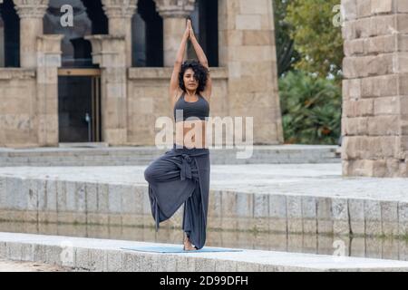 Primo piano di una donna spagnola pratica yoga all'aperto Foto Stock