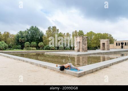 Primo piano di una donna spagnola pratica yoga all'aperto Foto Stock