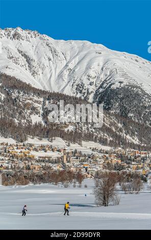 Sci di fondo in un paesaggio invernale vicino a Samedan in Engadina, Grigioni, Svizzera Foto Stock