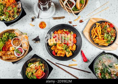 Vista dall'alto sul fresco e delizioso tavolo da cucina vietnamita Foto Stock