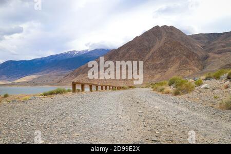 WALKER LAKE, NEVADA, STATI UNITI - 20 maggio 2019: Una strada sterrata scende a Sportsman's Beach, una popolare area per campeggio e uso diurno sulla riva ovest o Foto Stock