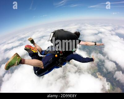 Sky diving in tandem esaltato Foto Stock