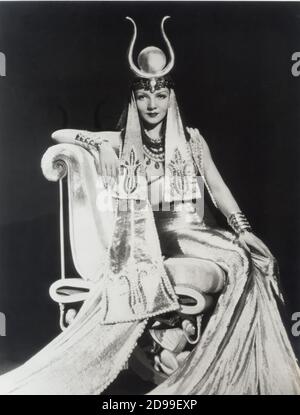 CLAUDETTE COLBERT (Claudette Cauchoin, nato a saint-Mandé, Parigi, Francia, 1905 ) a CLEOPATRA (1934 ), di Cecil B. DE MILLE, in costume da Déco di Travis Banton, RALPH JENSEN E MITCHELL LEISEN - PARAMOUNT - ANTICO EGITTO - EGITTOLOGIA - EGITTOLOGIA - EGIZIANO - ANTICO EGITTO - ART DECO - GLITTER - FILM STORICO - STORIA IN FILM - BUE API - ISIDE - ISIS - PHARAON - FARAONE - FARAONA - QUEEN - REGINA - REGINA - GIOIELLI - GIOIELLI - GIOIELLI ---- ARCHIVIO GBB Foto Stock