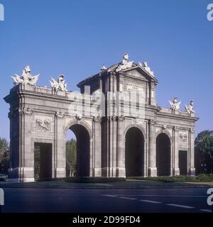 La Puerta de Alcalá, l'ex porta reale per la città di Madrid, la capitale della Spagna e situato in Plaza de la Independencia. Europa Foto Stock