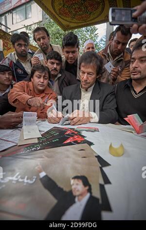 Rawalpindi, Pakistan, dicembre 2008. Imran Khan, il 22° primo ministro pakistano e il presidente del Pakistan Tehreek-e-INSAF (PTI) presso un elec Foto Stock