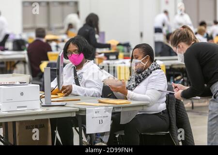 Detroit, Michigan, Stati Uniti. 3 Nov 2020. I lavoratori del Dipartimento delle elezioni di Detroit contano i voti degli assenti e i primi voti nelle elezioni presidenziali del 2020. Credit: Jim West/Alamy Live News Foto Stock