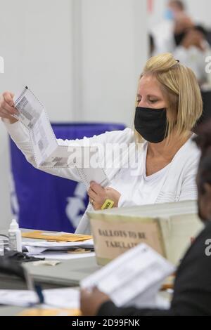 Detroit, Michigan, Stati Uniti. 3 Nov 2020. I lavoratori del Dipartimento delle elezioni di Detroit contano i voti degli assenti e i primi voti nelle elezioni presidenziali del 2020. Credit: Jim West/Alamy Live News Foto Stock