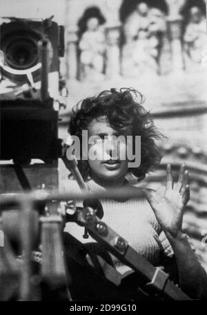 1940 , GERMANIA : il regista tedesco LENI RIEFENSTAHL (nato a Berlino, 22 agosto 1902) sul set di TIEFLAND ( Bassopiano ) , realizzato sugli schermi solo nel 1954 - NAZISTA - NAZISTA - NAZISTA - NAZISMO - FILM - CINEMA - FILM ------- Archivio GBB Foto Stock