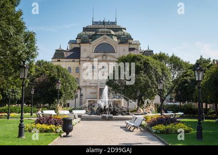 Flower Park e Teatro dell'Opera nella città vecchia di Kosice, Slovacchia Foto Stock