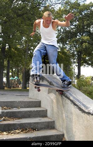 Skateboarder che esegue trucchi sul suo skate board Foto Stock