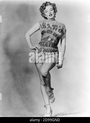 1951 , dicembre : MARILYN MONROE vestito in un sacco di patate , 20 ° secolo Fox publicity Still - PIN UP - POSA LEGGY - SANDALI - SANDALI - GIOIELLO - GIOIELLI - GIOIELLI - GIOIELLI ---- Archivio GBB Foto Stock