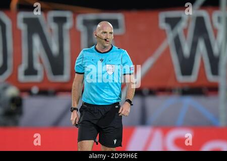 HERNING, DANIMARCA - 03 NOVEMBRE: Arbitro Bobby Madden ...