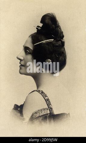 1890 c : la celebre cantante italiana Opera soprano GEMMA BELLINCIONI ( Monza 1864 - Roccabelvedere 1950 ) nel ruolo di TOSCA di Giacomo Puccini , amante e amante del poeta Gabriele D'ANNUNZIO , Produttore e regista cinematografico con la società italiana Silent Movie Bianca Gemma Film - profilo - orecchini - orecchi - chignon - registrazione cinema muto - Teatro - Teatro ---- Archivio GBB Foto Stock
