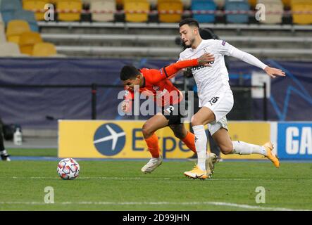 Ramy Bensebaini (R) di Borussia Monchengladbach e Domilson Cordeiro dos Santos 'Do' (L) di Shakhtar in azione durante la partita di calcio del gruppo B della UEFA Champions League tra Shakhtar Donetsk e Borussia Monchengladbach allo stadio Olimpiyskiy.(Punteggio finale: Shakhtar Donetsk 0-6 borussia mönchengladbach) Foto Stock