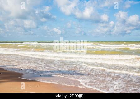 Riva del Mar Baltico in Lettonia. Paesaggio di spiaggia e mare con cielo blu. Foto Stock