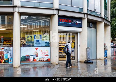 Un negozio Tesco Metro su Caledonian Road, King's Cross, Londra, Regno Unito Foto Stock