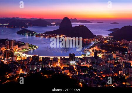 Rio de Janeiro poco prima dell'alba, delle luci della città e del Pan di zucchero Foto Stock