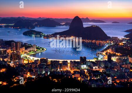 Rio de Janeiro poco prima dell'alba, delle luci della città e del Pan di zucchero Foto Stock