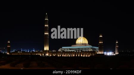 Sultan Qaboos grande moschea di notte. Foto Stock