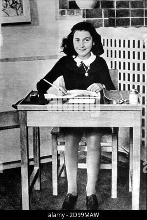 La giovane scrittrice ebraica tedesca ANNE FRANK ( Frankfort on Meine 1929 - Bergen Belsen lager camp 1945 ), Autore del ' Diary ' pubblicato nel 1946 in tutto il mondo - ANNA FRANK - ritratto - ritratto - scrittrice - scrittore - Diario - diarista - diarista - memorialista - memorialista - LETTERATURA - LITERATUR - a scuola - a scuola - scrivania - scrivania - personalità Young - personalità da bambini - da giovani - seconda guerra mondiale - seconda guerra mondiale - ebraismo - ebreo - olocausto - campo di concentramento - di sterminio - nazismo - nazista --- Archivio GBB Foto Stock
