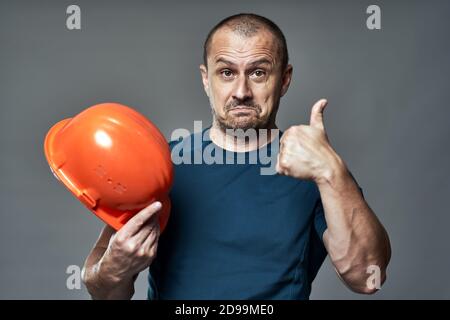 Ingegnere che controlla la qualità del suo nuovo hardhat Foto Stock