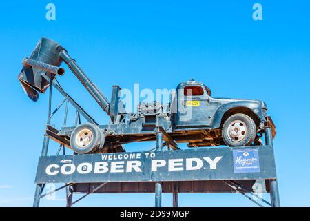 Coober Pedy, Australia Meridionale, Australia - 28 agosto 2019: Scheda informativa Coober Pedy con soffiante camion. Opal, capitale mineraria dell'Australia. Foto Stock