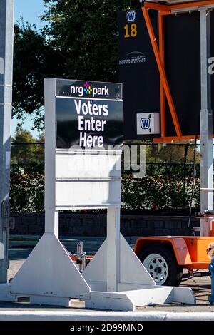 Houston, Texas, Stati Uniti. 3 Nov 2020. Ingresso al NRG Park presso la sede dei sondaggi su Kirby Street a Houston, Texas. Credit: Maria Lysaker/ZUMA Wire/Alamy Live News Foto Stock