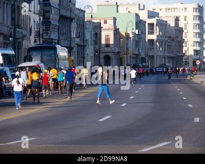 Fotografo che fotografa una maratona sulla strada a l'Avana Cuba Foto Stock