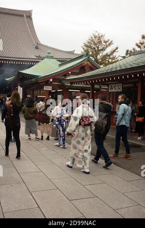 TOKYO, GIAPPONE - 17 NOVEMBRE 2018: Gente locale giapponese che indossa Kimono e turisti del mondo che visitano i bazar camminatori verso il tempio di Sensoji in Th Foto Stock