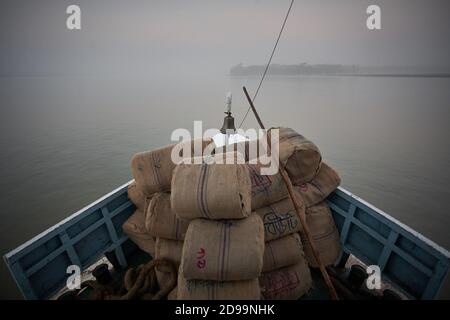 A causa del cattivo stato delle strade, la nave è la migliore opzione per il trasporto di merci attraverso il paese. Foto Stock