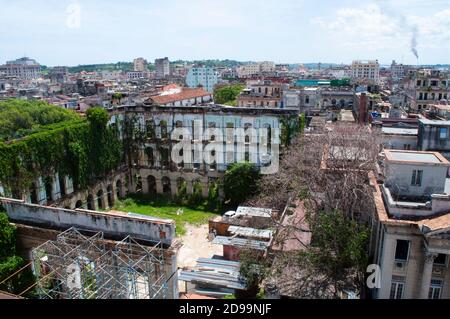Vista panoramica di una città vecchia e abbandonata a cuba con alberi morti Foto Stock