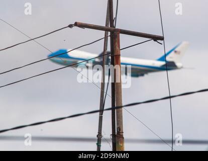 Vista dell'aereo presidenziale degli stati uniti d'america l'america si alza attraverso il cielo da un tetto di a. casa a l'avana cuba con molti cavi in betwe Foto Stock