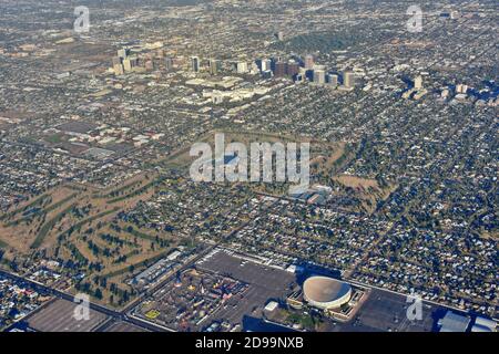 Vista panoramica aerea di Phoenix, Arizona, con il Arizona Veterans Memorial Coliseum, il campo da golf, il parco divertimenti e lo skyline della città. Foto Stock
