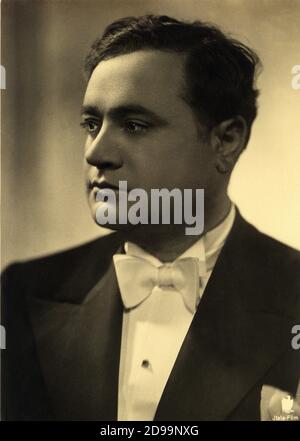 1930's : la celebre opera italiana tenore BENIAMINO GIGLI ( Recanati 1890 - Roma 1957 ) - cantante lirico - teatro - teatro - la Scala - Donizzetti - Puccini - verdi - ritratto - ritratto - cravatta papillon - cravatta - fumo - stretto --- Archivio GBB Foto Stock