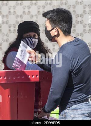 San Francisco, Stati Uniti. 03 Nov 2020. Un elettore si gira nel suo scrutinio ad un drop off nel centro civico di San Francisco il giorno delle elezioni, martedì 3 novembre 2020. Photo by Terry Schmitt/UPI Credit: UPI/Alamy Live News Foto Stock