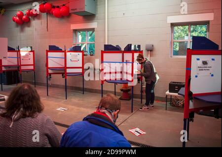 Alessandria, Stati Uniti d'America. 03 Nov 2020. Una donna lancia il suo voto alla stazione del Dipartimento del fuoco di Alessandria n°4, il giorno delle elezioni ad Alessandria, Va., Martedì, 3 novembre 2020. Credit: Rod Lamkey/CNP | Usage worldwide Credit: dpa/Alamy Live News Foto Stock