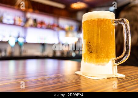 Pinta di birra molto fredda e rinfrescante con sfondo pub Foto Stock