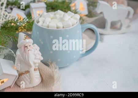 Cerchio blu con marshmallows accanto alla coperta c'è un posto per il testo. Sfondo di Natale Foto Stock