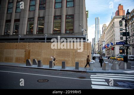 New York, N.Y/USA – 3 novembre 2020: Le aziende di New York City si preparano con il rivestimento di legno compensato sopra le finestre per eventuali proteste. Foto Stock