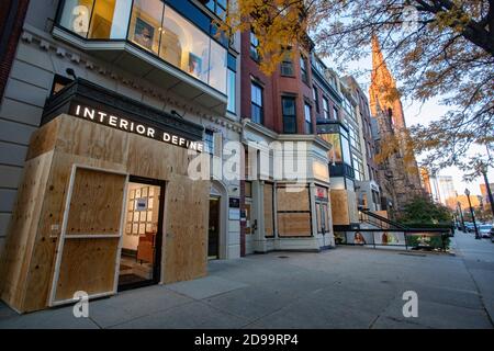 Boston, Massachusetts, Stati Uniti. 3 Nov 2020. Il giorno delle elezioni si sono imbarcati in negozi su Newbury Street a Boston, Massachusetts. Alcune aziende hanno imbarcato i loro negozi in caso di disordini elettorali. Credit: Keiko Hiromi/AFLO/Alamy Live News Foto Stock