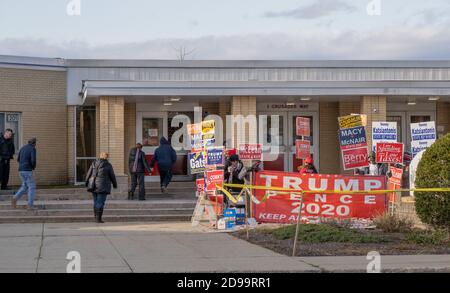 Manchester, New Hampshire, Stati Uniti. 3 Nov 2020. I sostenitori di Trump hanno dei segnali fuori da un luogo di voto mentre l’elettore entra nella Memorial High School per votare il giorno delle elezioni. Credit: Keiko Hiromi/AFLO/Alamy Live News Foto Stock