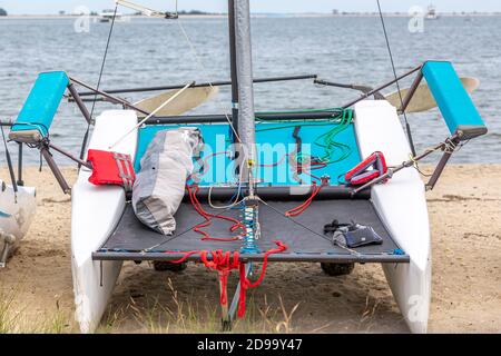 Barca a vela sulla spiaggia a Sag Harbour, NY Foto Stock