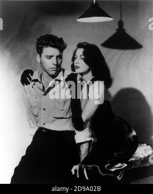 1946 , USA: BURT LANCASTER (1913-1994) e AVA GARDNER (1922-1990) in' THE KILLERS' (i gangsters) di Robert Siodmak, Storia Hernest Hemingway - FILM - CINEMA - Hollywood - abbraccio - abbraccio - guanti lunghi neri - guanti lunghi blach - raso - donna scura - FILM NOIR - triller - camicia da uomo casual - camicia uomo ---- Archivio GBB Foto Stock